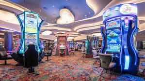 mmslot ငါးပစ်ဂိမ်းတွင် ရေအောက်ဇာတ်ကောင်များကို ပစ်ဖမ်းနေသောပုံ