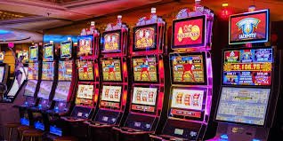 mmslot တိုက်ရိုက်ကာစီနိုတွင် Live Dealer နှင့် Baccarat ကစားနေသောပုံ